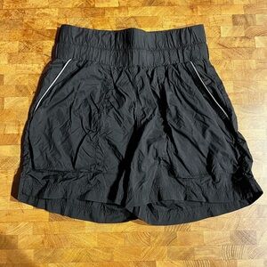 Fabletics Ultra High-Waisted Piped Nylon Short Size Small in Black